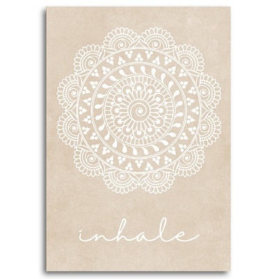 Ästhetisches Poster "Yoga Einatmen Ausatmen Mandala" von justgoodmood, das ein beiges Mandala mit dem Wort 'Inhale' in hellen Farben präsentiert, ideal für stilvolle Wanddekoration.