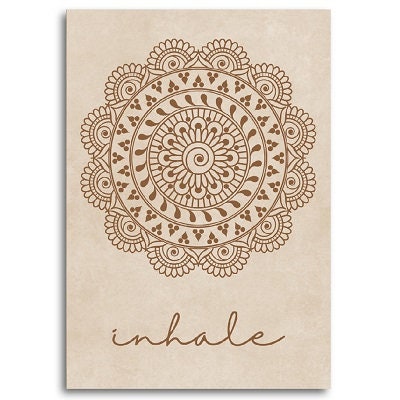 Stylisches Poster "Yoga Einatmen Ausatmen Mandala" von justgoodmood, mit einem künstlerischen Mandala-Design und dem Wort 'Inhale' in warmen Farbtönen, ideal für Ihr Zuhause.