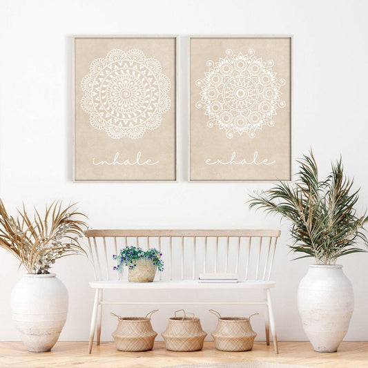 Stylisches Mandala Poster "Yoga Einatmen Ausatmen" von justgoodmood, ideal für Ihre Wanddekoration, präsentiert die inspirierenden Wörter "inhale" und "exhale" in elegantem Weiß.