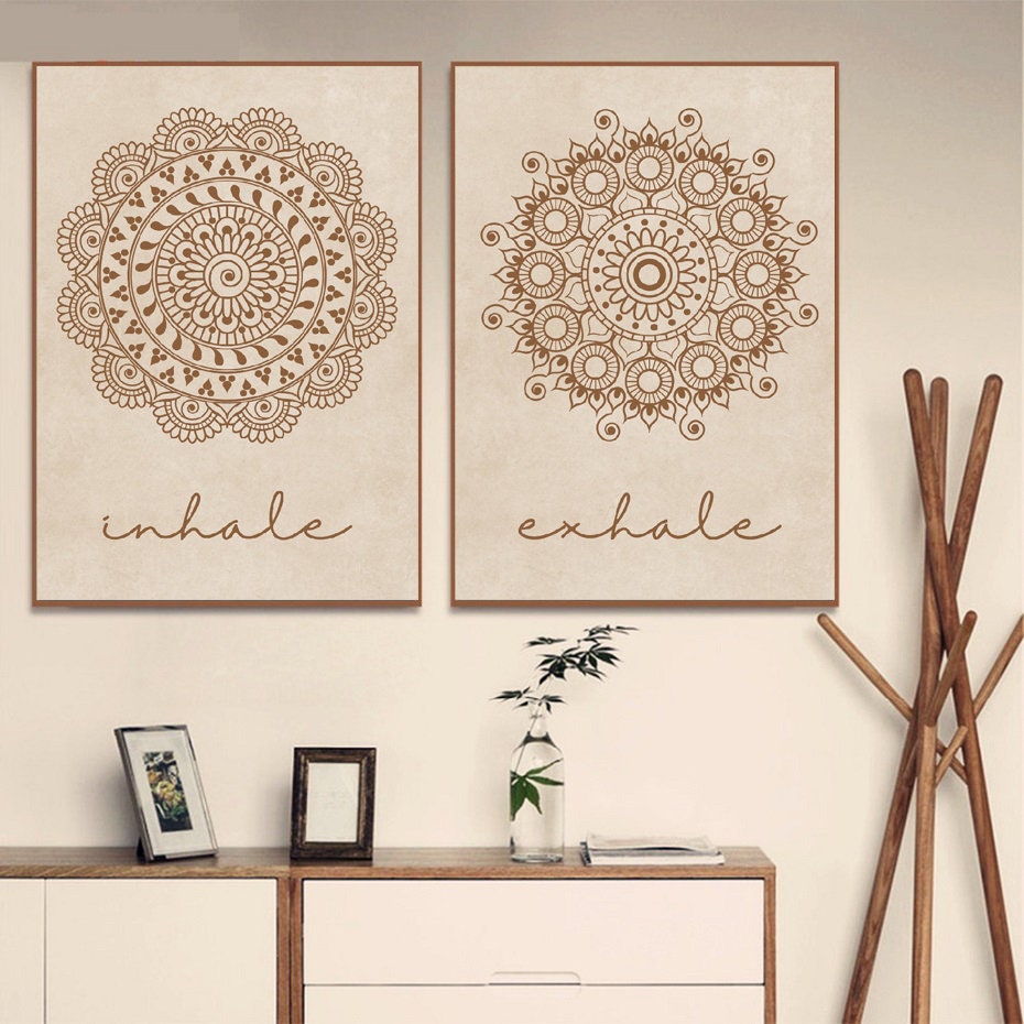 Mandala Poster "Yoga Einatmen Ausatmen" von justgoodmood, stilvolle Wanddekoration für Wohnzimmer oder Schlafzimmer, zeigt die Worte "inhale" und "exhale" in einem ansprechenden Design.