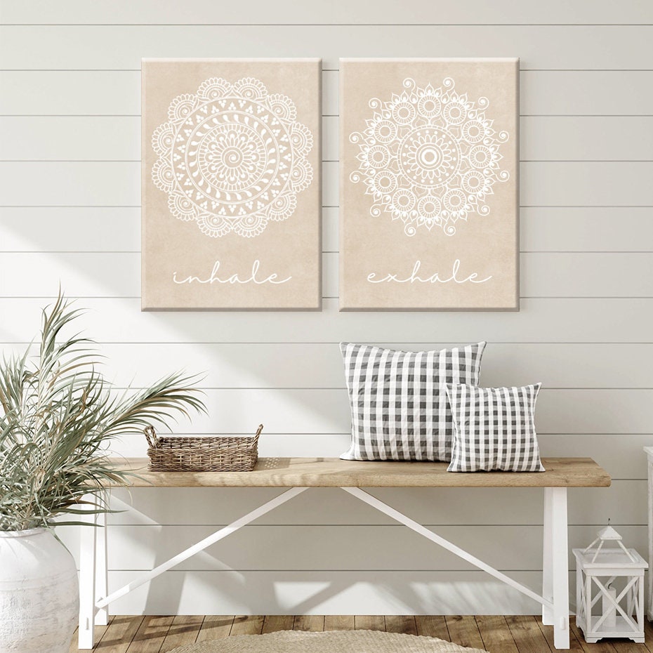 Wunderschönes Poster "Yoga Einatmen Ausatmen Mandala" von justgoodmood, das zwei Mandalas mit den Worten 'Inhale' und 'Exhale' zeigt, perfekt für eine entspannende Wohnatmosphäre.