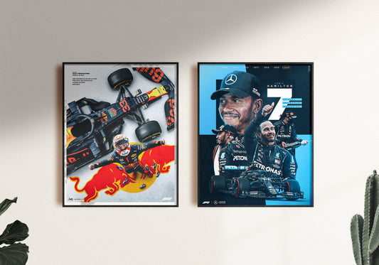 Formel 1 Rennfahrer und Rennwagen Poster von justgoodmood, zeigt einen beeindruckenden Rennwagen mit einem glücklichen Fahrer, ideal für Motorsport-Enthusiasten und als Deko für jedes Zimmer.