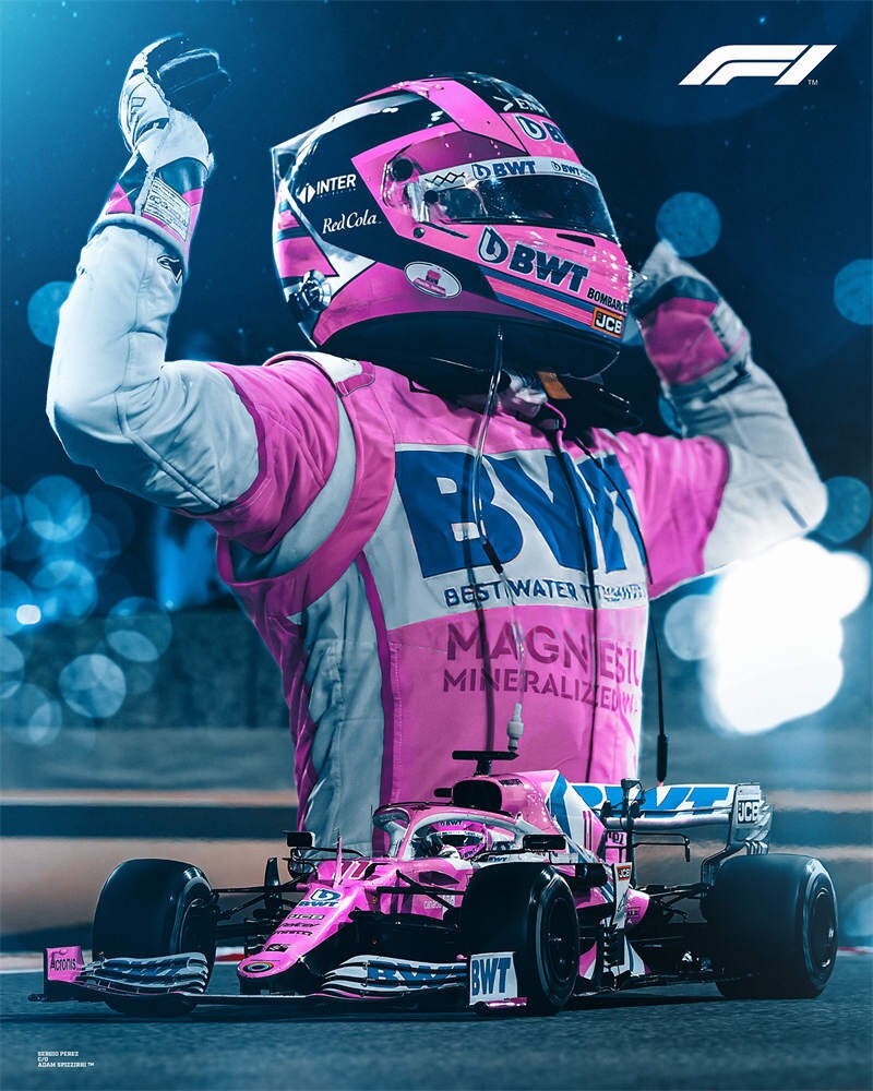 Inspirierendes Bild eines Formel 1 Fahrers in Siegerpose mit seinem rosa Rennwagen, perfektes Deko-Element für jede Wohnung von justgoodmood.