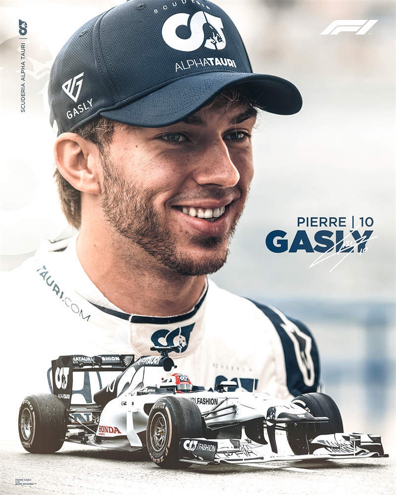 Strahlendes Poster von Formel 1 Fahrer Pierre Gasly in Teamkleidung, perfekt für Autoliebhaber und Deko von justgoodmood. Poster Formel 1 Rennfahrer Rennwagen I Deko Print ohne Rahmen.