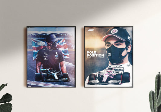 Hochwertiger Deko Print mit Formel 1 Rennfahrer im Vordergrund und Flagge im Hintergrund. Perfekt für Motorsportfans, Poster von justgoodmood.