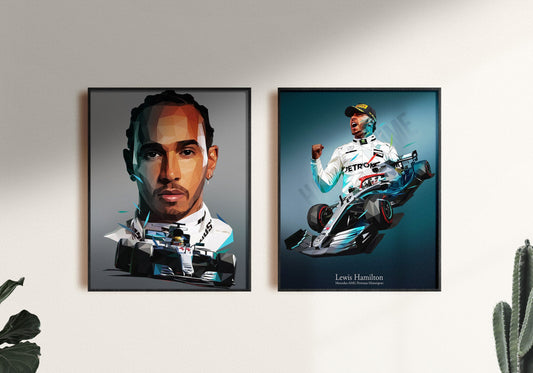 Buntes Kunstposter von Lewis Hamilton im Formel 1 Rennanzug, erstellt von justgoodmood. Dieses Dekorationsprint zeigt den legendären Rennfahrer mit seinem Rennwagen in energiegeladener Pose, ideal für Motorsport-Fans.