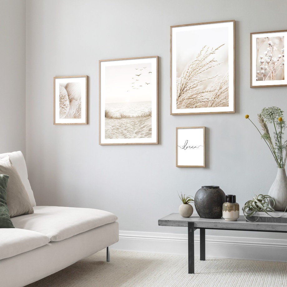 Gemütlicher Wohnraum mit Poster Meer Pampasgras Beige von justgoodmood, das eine ansprechende Dekoration mit natürlichen Elementen zeigt.