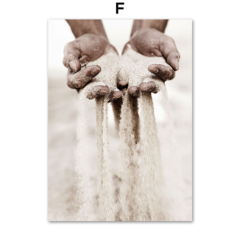 Kunstvolles Bild von Händen, die Sand durch die Finger rieseln lassen – eine einzigartige Wanddekoration von justgoodmood, Poster Meer Pampasgras Beige.
