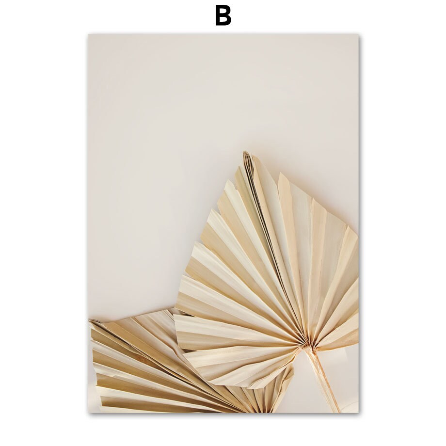 Einfache und elegante Anordnung von Palmblättern in Beige. Stilvolle Wandkunst für Ihr Zuhause, Poster Pampasgras Beige Liebe von justgoodmood.