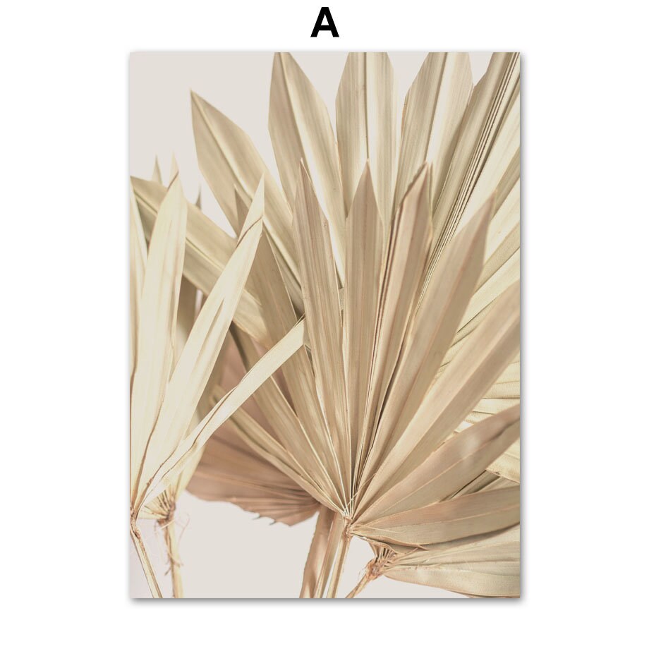 Detailaufnahme von hochwertigen Palmblättern in Beige. Perfekt für die Dekoration, Poster Pampasgras Beige Liebe von justgoodmood.