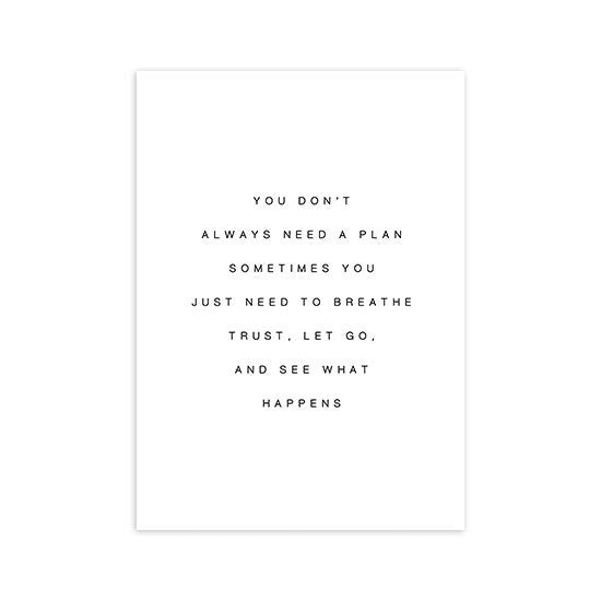 Inspirierendes Wandbild mit motivierendem Spruch 'Du brauchst nicht immer einen Plan' von justgoodmood, ideal für kreative Raumgestaltung.