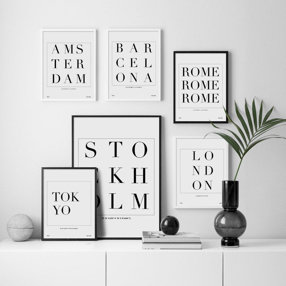 Schwarz-Weiß Poster Städte von justgoodmood, stylische Wandbilder mit Städtenamen wie Amsterdam, Barcelona und London für eine moderne Wohnraumgestaltung.