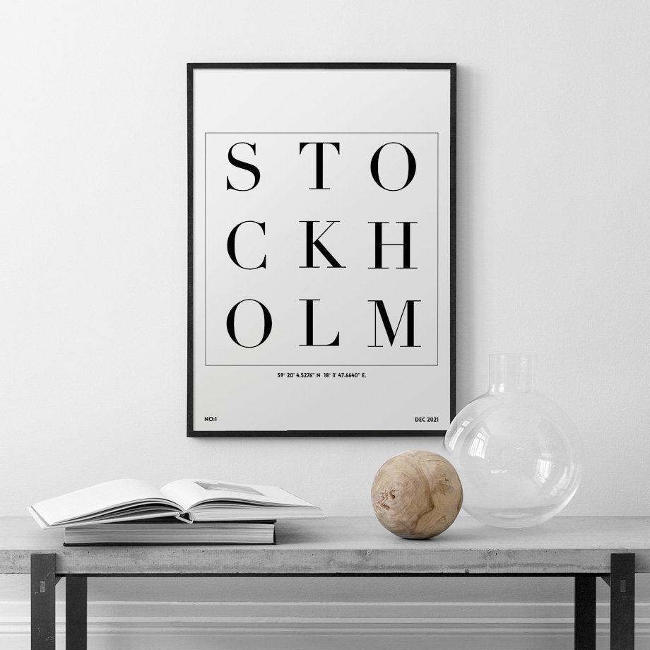 Stylisches Schwarz-Weiß-Poster mit dem Schriftzug 'STOCKHOLM' von justgoodmood. Ideal für Wohnzimmer und Schlafzimmer, als Deko Print für einen modernen Look.