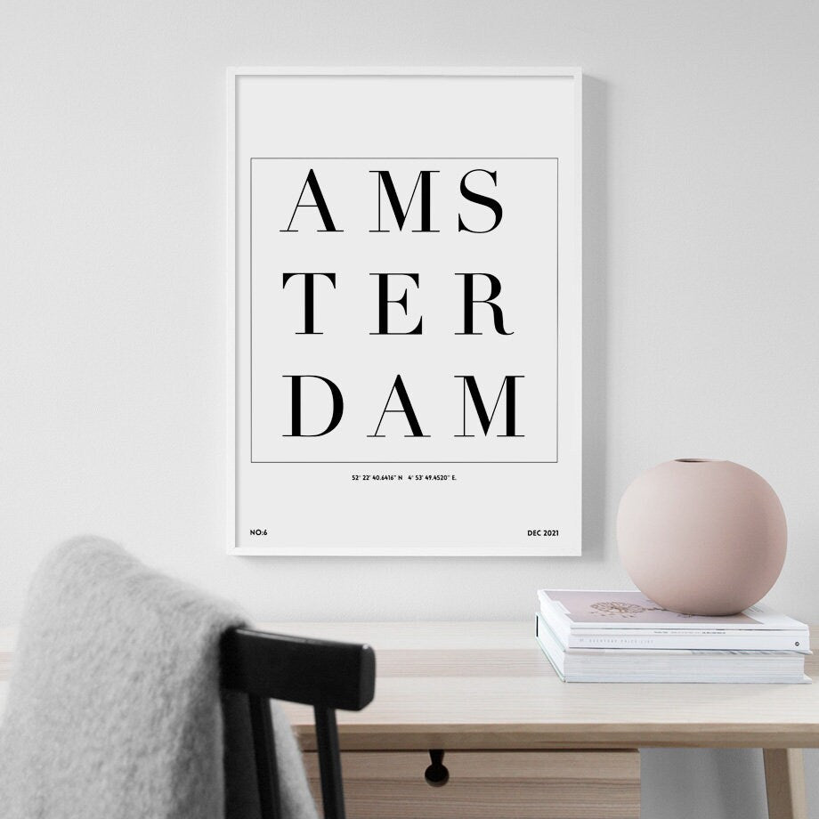 Schwarz-Weiß Poster Städte von justgoodmood, ästhetisches Wandbild mit dem Wort 'Amsterdam', perfekt für eine stilvolle Inneneinrichtung.