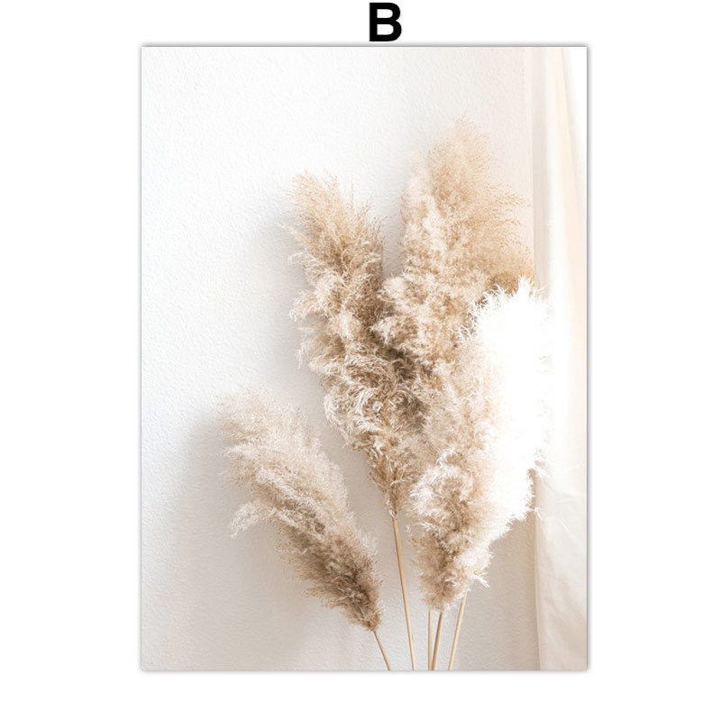 Schönes Poster Pampasgras Beige Spiegel von justgoodmood – stilvolle Wanddeko für Wohnzimmer und Schlafzimmer. Elegante, schulternde Pampasgras-Arrangements auf hellem Hintergrund.