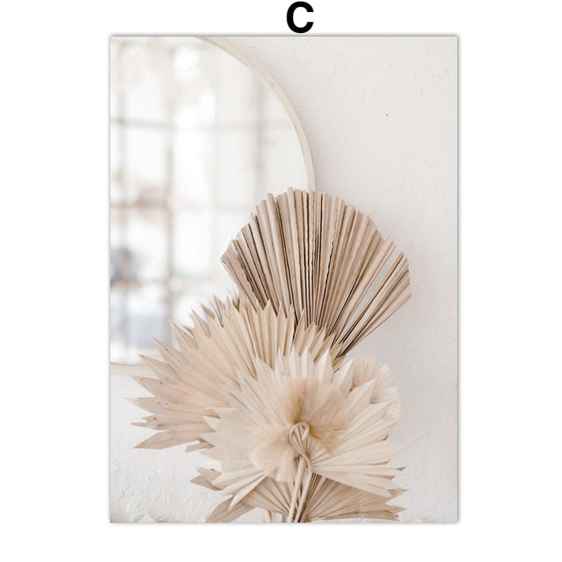 Kreatives Poster Pampasgras Beige Spiegel von justgoodmood – modernes Wandbild für jeden Raum. Minimalistisches Design mit fantasievollen, gefalteten Palmblättern und Spiegel im Hintergrund.