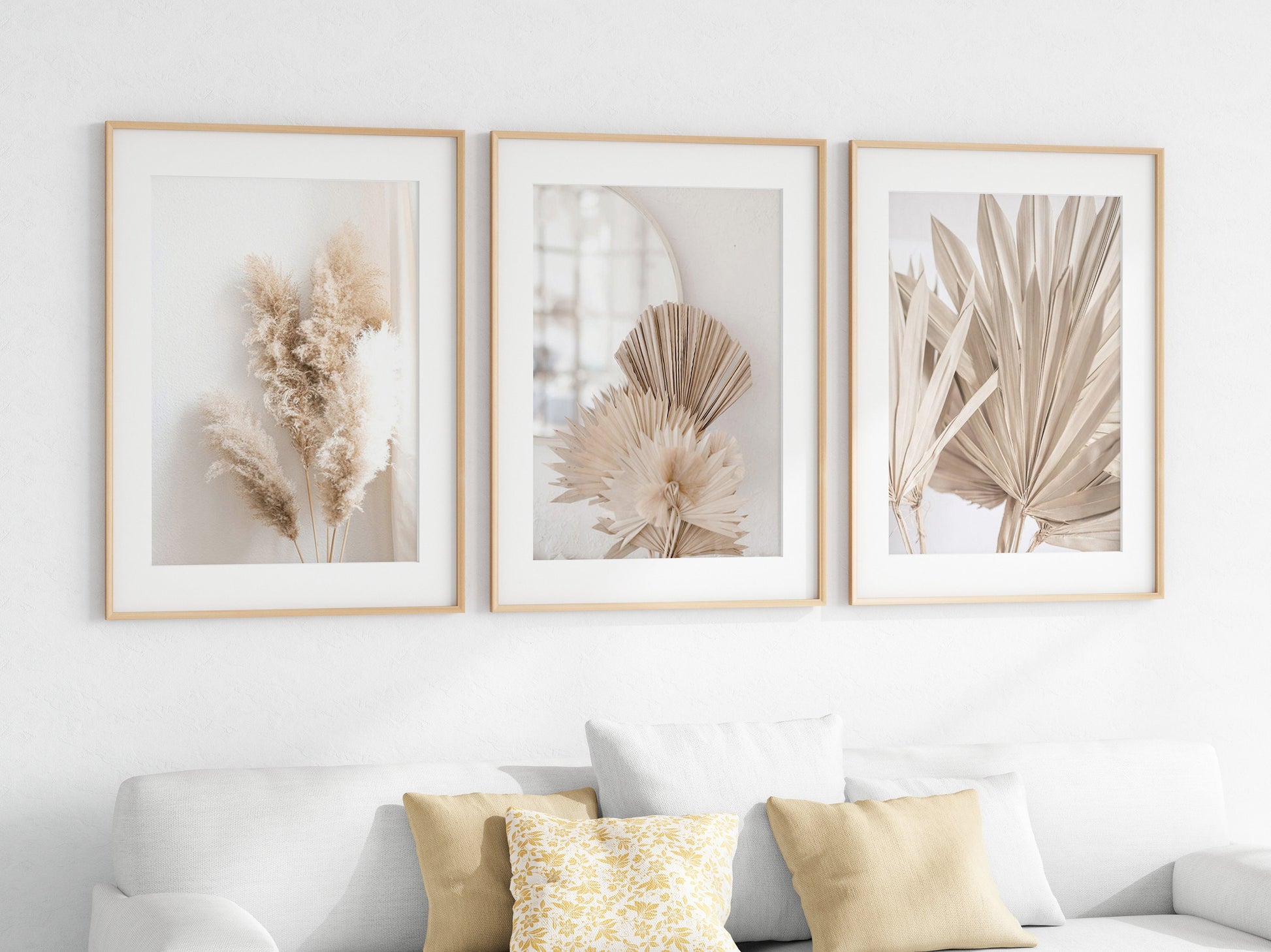 Stilvolles Poster Pampasgras Beige Spiegel von justgoodmood, präsentiert in einem modernen Wohnraum mit hellen Farben und gemütlichem Interieur. Perfekt für Ihr Wohnzimmer oder Schlafzimmer!.