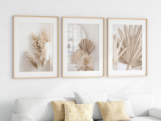 Stilvolles Poster Pampasgras Beige Spiegel von justgoodmood, präsentiert in einem modernen Wohnraum mit hellen Farben und gemütlichem Interieur. Perfekt für Ihr Wohnzimmer oder Schlafzimmer!.