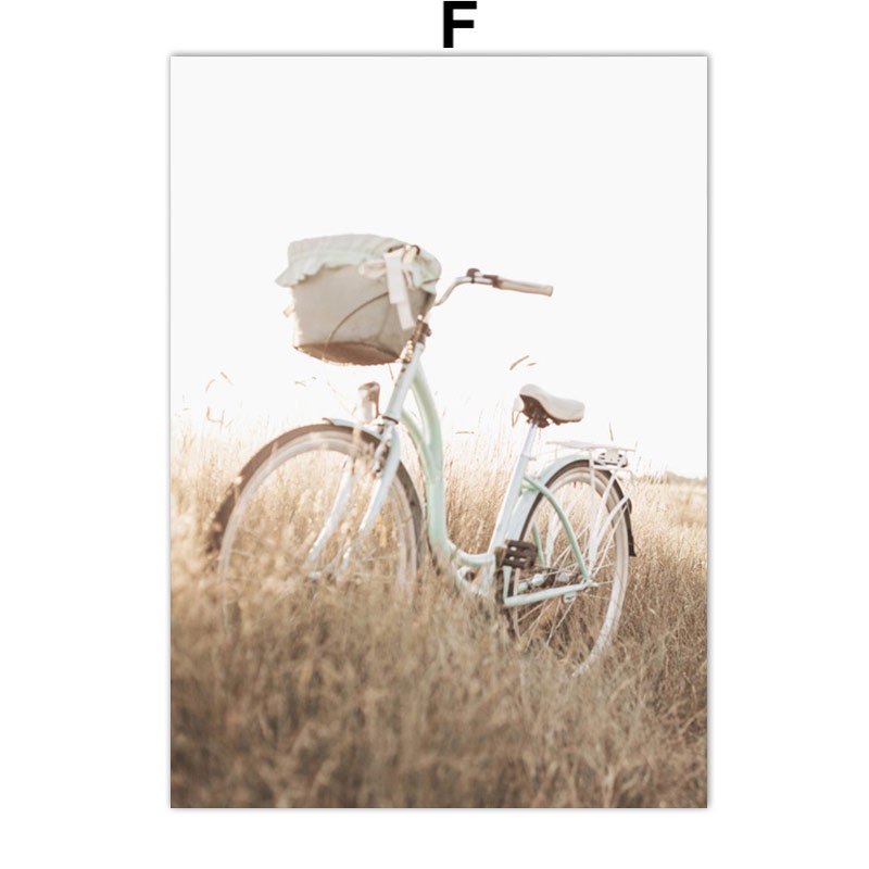 Nostalgisches Fahrrad in einem Feld, festgehalten in einem warmen Ton, im Poster Pampasgras Beige Blätter von justgoodmood, ein charmantes Deko-Element.