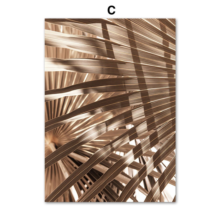 Elegante Palmenblätter in kontrastierenden Brauntönen, stilvolles Poster von justgoodmood für das Wandbild "Meer Blätter Überwasser Bungalow Strandschaukel".