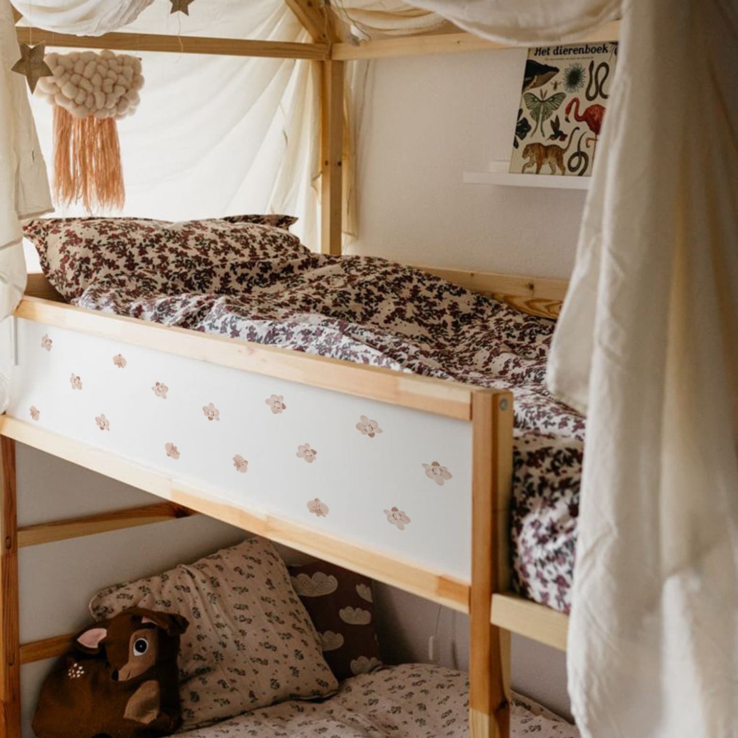 Bezauberndes Kinderzimmer mit Wandstickern im Boho-Stil von justgoodmood. Das Hochbett zeigt eine harmonische, gemütliche Atmosphäre.