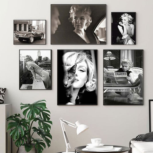 Inspirierende Wanddekoration mit dem Poster von Marilyn Monroe. Entdecken Sie diesen glamourösen Deko Print von justgoodmood, ideal für Wohnzimmer und Schlafzimmer. Perfekt, um eine stilvolle Atmosphäre zu schaffen!