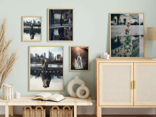 Inspirierendes Wandbild im Wohnambiente: Poster "Motivation Katze Löwe Wasser Spiegel" von justgoodmood, das kreative Lebendigkeit in Wohnzimmer und Schlafzimmer bringt.