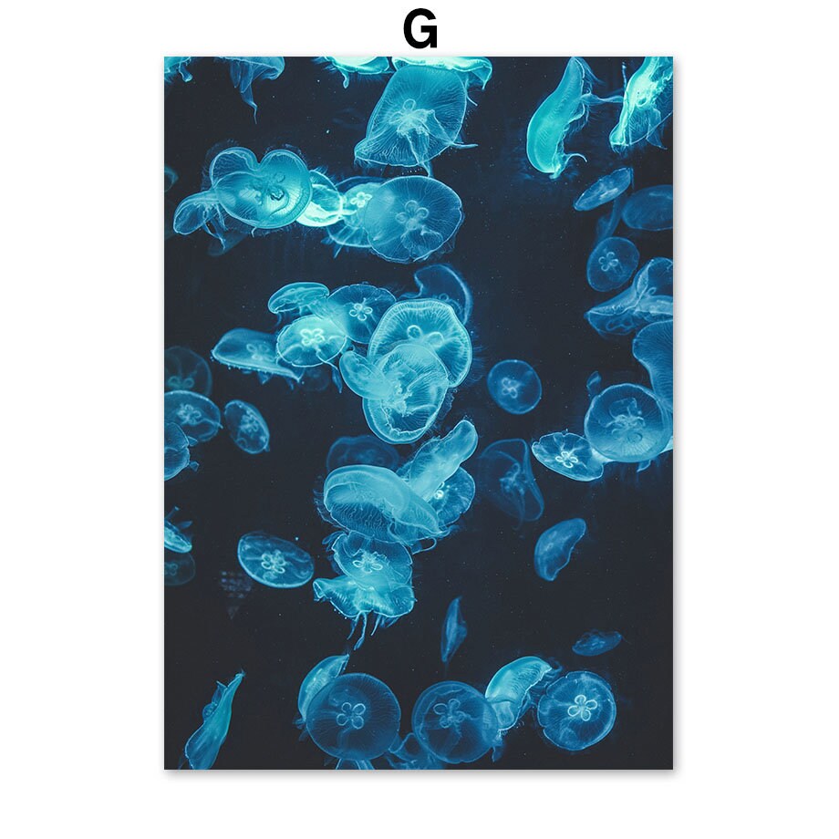 Poster Unterwasser Welt Taucher Schildkröte von justgoodmood. Lebendige Darstellung von vielen Quallen, die sanft im Wasser tanzen, perfekt für eine inspirierende Wandgestaltung.