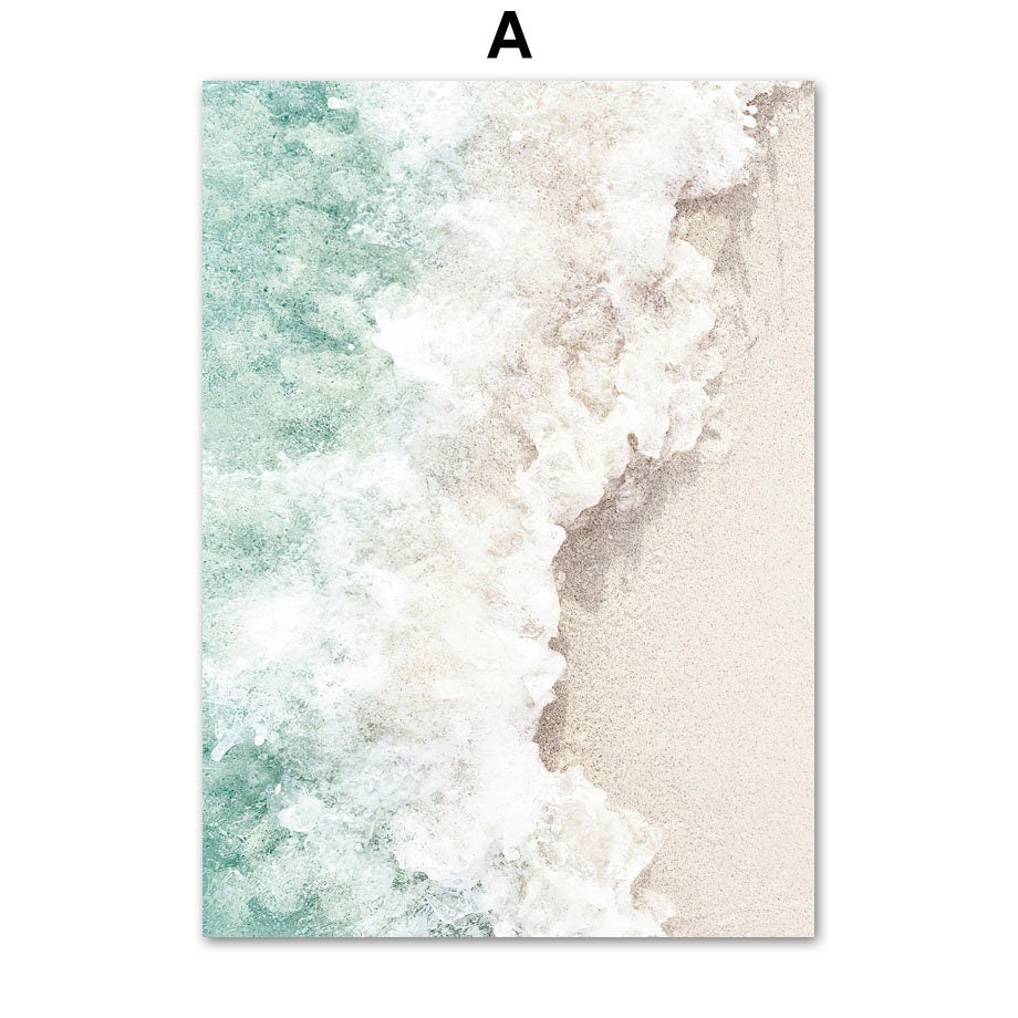 Poster Strand Wellen Zuhause Gold von justgoodmood – ein stilvolles Wandbild, das die sanften Wellen am Strand und feinen Sand zeigt, ideal für Wohnzimmer und Schlafzimmer.