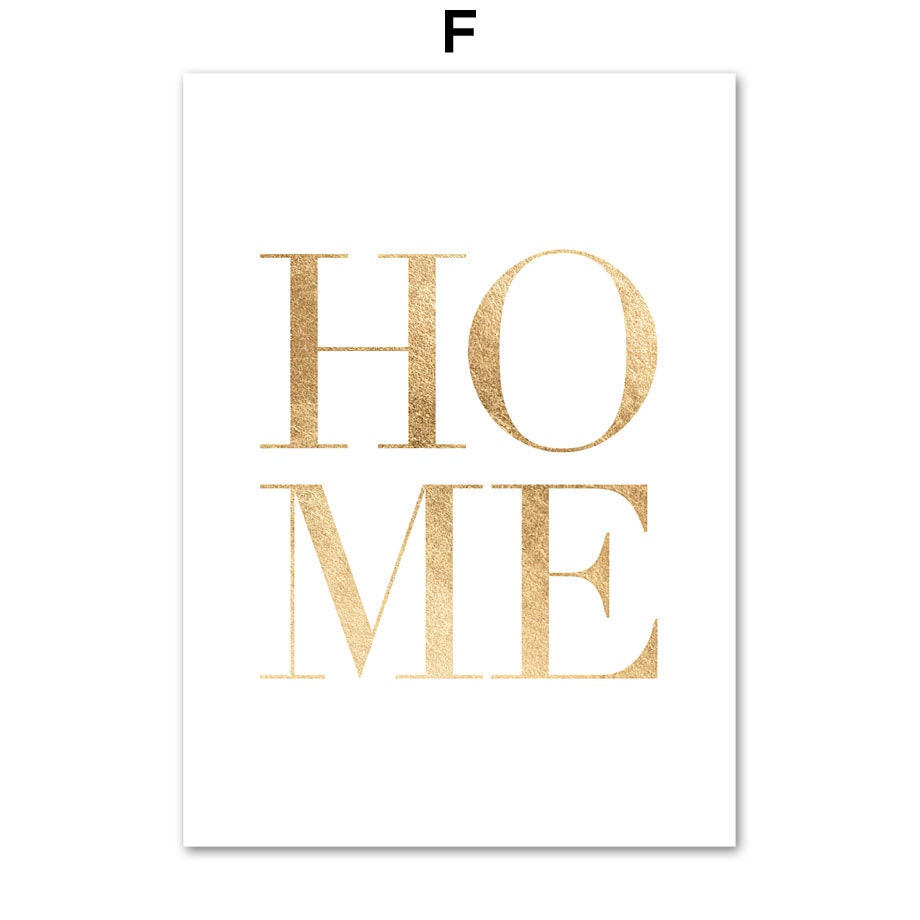 Glänzendes Poster 'HOME' in Gold von justgoodmood für eine stilvolle Wanddekoration, ideal für Wohnzimmer und Schlafzimmer.