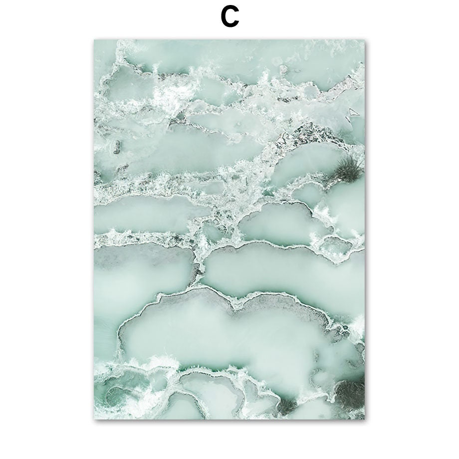 Poster Strand Wellen Zuhause Gold von justgoodmood – lässige Wanddekoration mit sanften Wellen und einem beruhigenden mintgrünen Farbschema, perfekt für eine entspannte Atmosphäre.