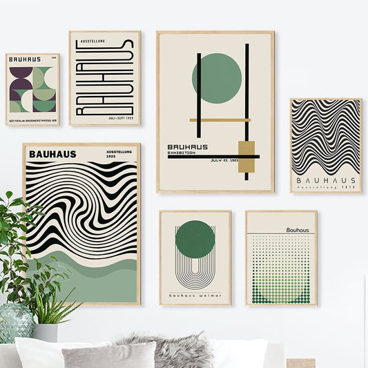 Bauhaus Wandkunst Vintage Grün von justgoodmood - Eine stilvolle Wanddekoration mit verschiedenen geometrischen Mustern und grünem Akzent, ideal für Wohnzimmer und Schlafzimmer.