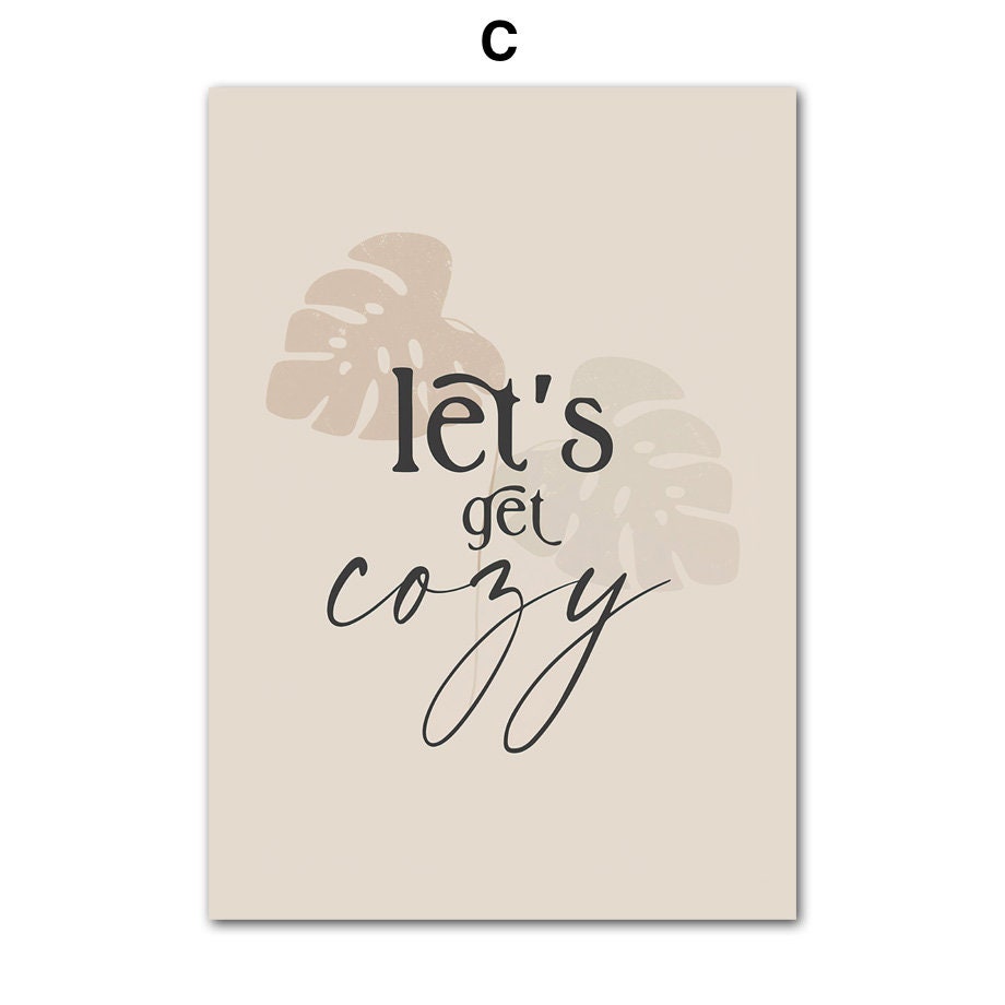 Schickes Deko-Print "Let's Get Cozy" von justgoodmood. Einladende Schriftzüge und Pflanzenmuster auf beige Hintergrund, perfekt für eine warme Wohnatmosphäre.