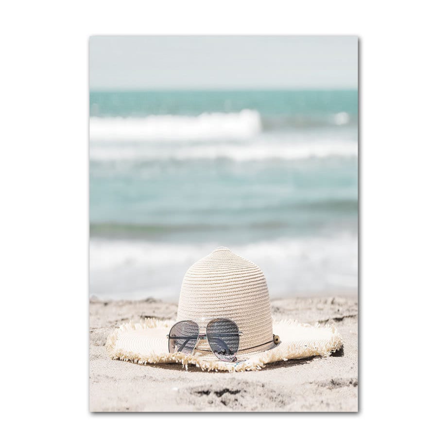 Stylische Sonnenhut und Sonnenbrille im Sand mit Meer im Hintergrund – Perfekte Deko für Strand-Stimmung von justgoodmood, Poster Surfbrett Strand Buggy Palmen Meer.