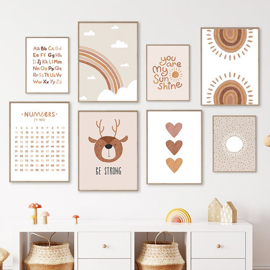 Lebendige Wanddekoration Boho Sunshine Beige von justgoodmood, zeigt eine harmonische Zusammenstellung von postern, perfekt für kreative Kinderzimmer.