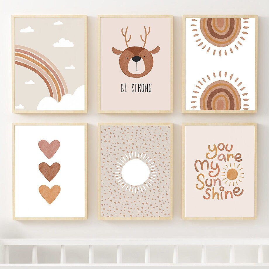 Wunderschönes Poster Boho Sunshine Beige von justgoodmood, mit einem süßen Reh und der Botschaft 'Be Strong'. Ideal für Kinderzimmer Deko.