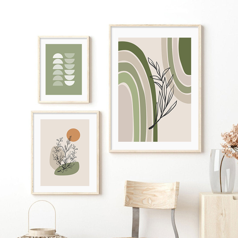 Elegantes Poster Set im Boho-Stil mit geometrischen Designs in Grün und beigen Tönen von justgoodmood. Ideal zur Verschönerung von Wohnräumen, bietet eine kreative Ergänzung für jede Wand.