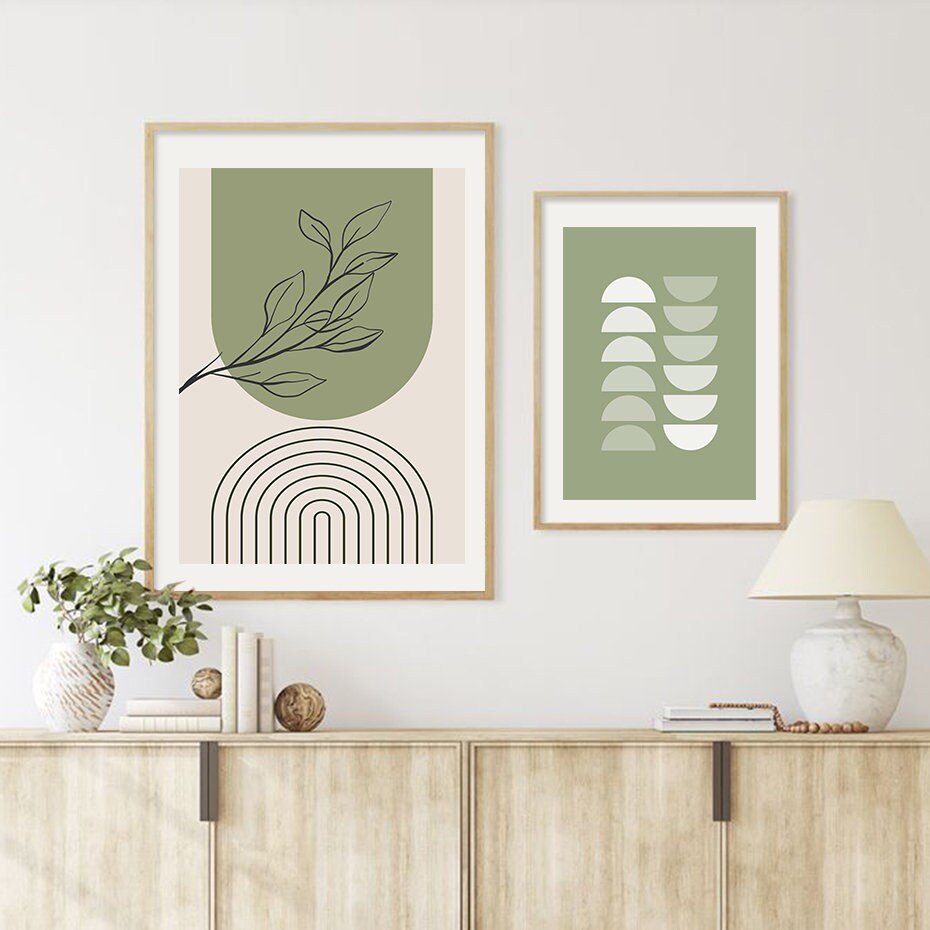 Ein Set aus zwei Posters mit Boho-Designs in sanften Grüntönen, perfekt für eine elegante Wanddekoration. Wandbilder von justgoodmood, Poster Blätter Boho Geometrische Formen Grün.