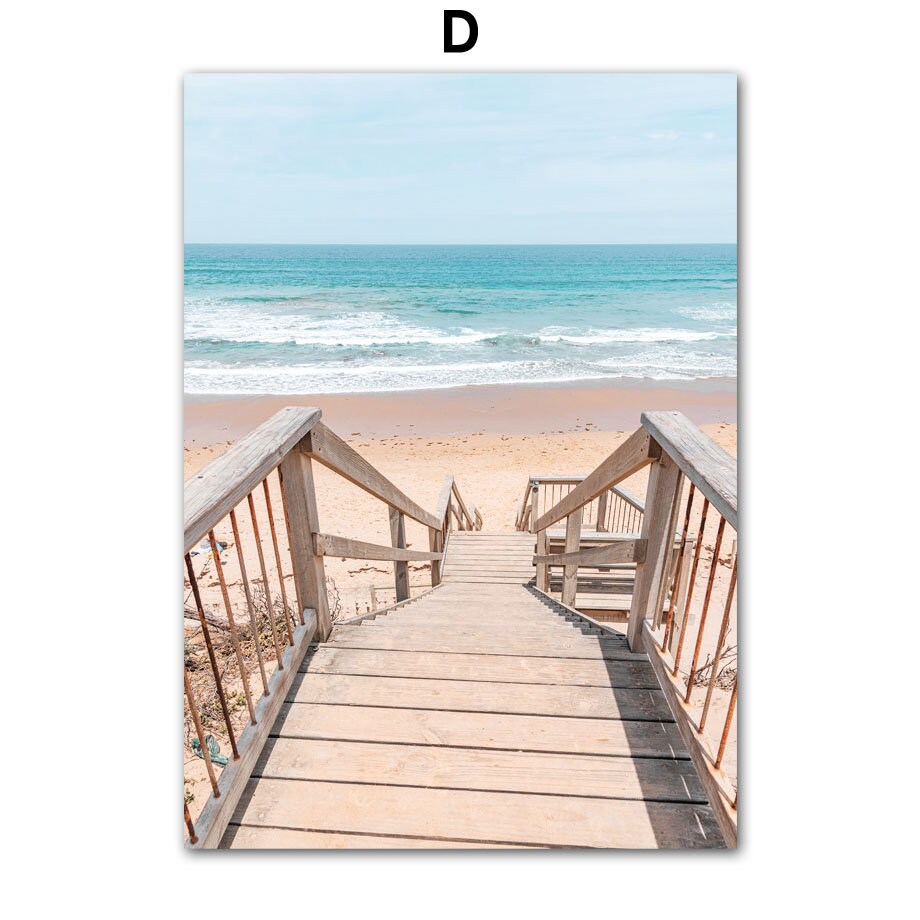 Einladendes Bild einer Holztreppe, die zum schönen Strand hinunterführt. Perfekt für sommerliche Wohnkultur von justgoodmood - Poster Strand Burg Heißluftballon Kappadokien.