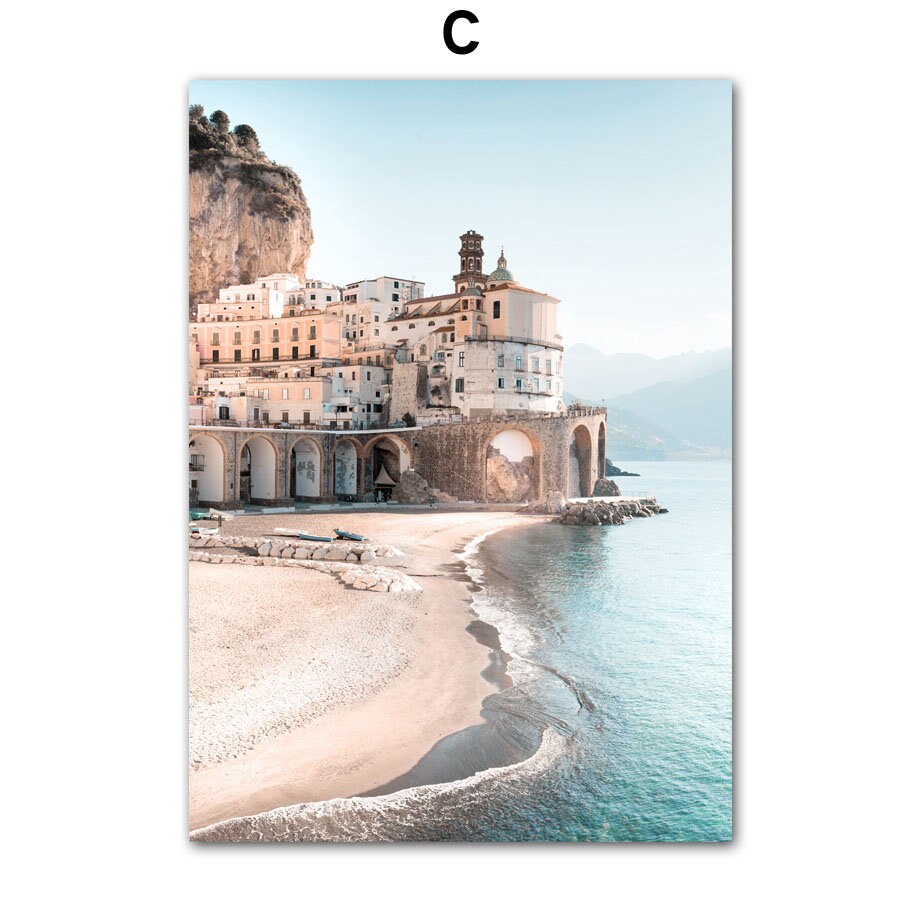 Romantisches Poster einer charmanten Küstenstadt am Strand, ideal für entspannende Wohnräume. Ein Kunstwerk von justgoodmood - Poster Strand Burg Heißluftballon Kappadokien.