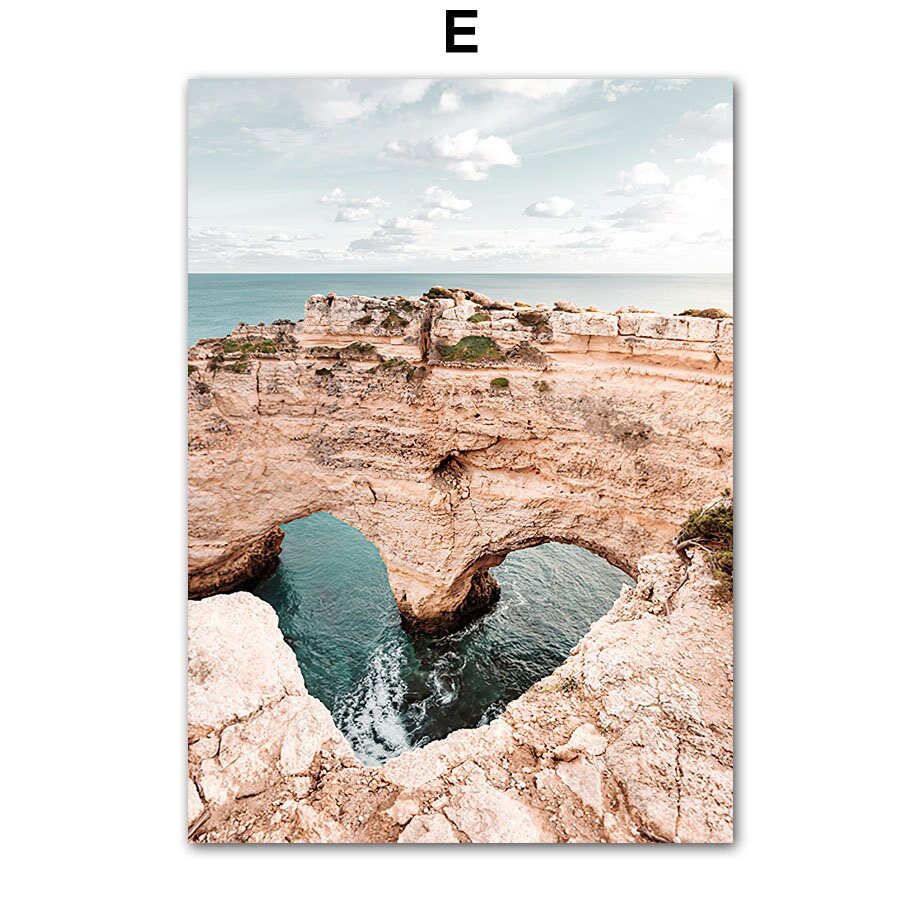 Beeindruckendes Poster mit einer Herzfelsenformation über dem glitzernden Wasser, ideal für Naturliebhaber. Ein Kunstwerk von justgoodmood - Poster Strand Burg Heißluftballon Kappadokien.