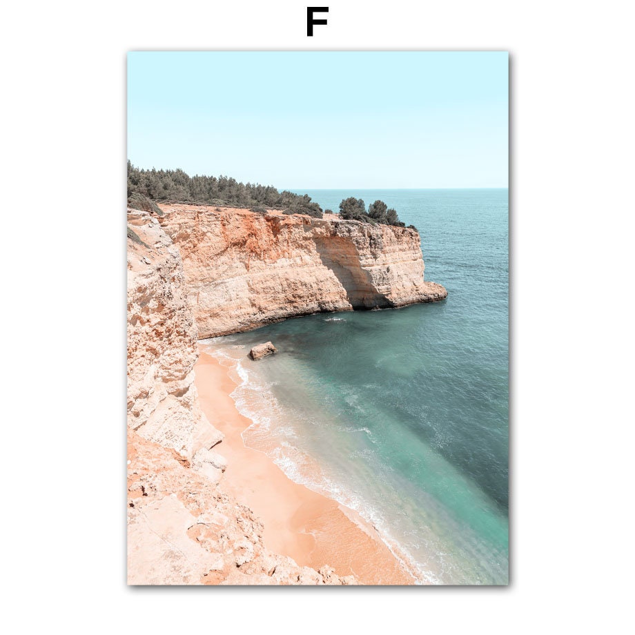 Atemberaubendes Poster von justgoodmood: Strand Burg Heißluftballon Buggy Abenteuer - Felsen am Strand mit klarem Wasser, ideal für einen Hauch von Natur.