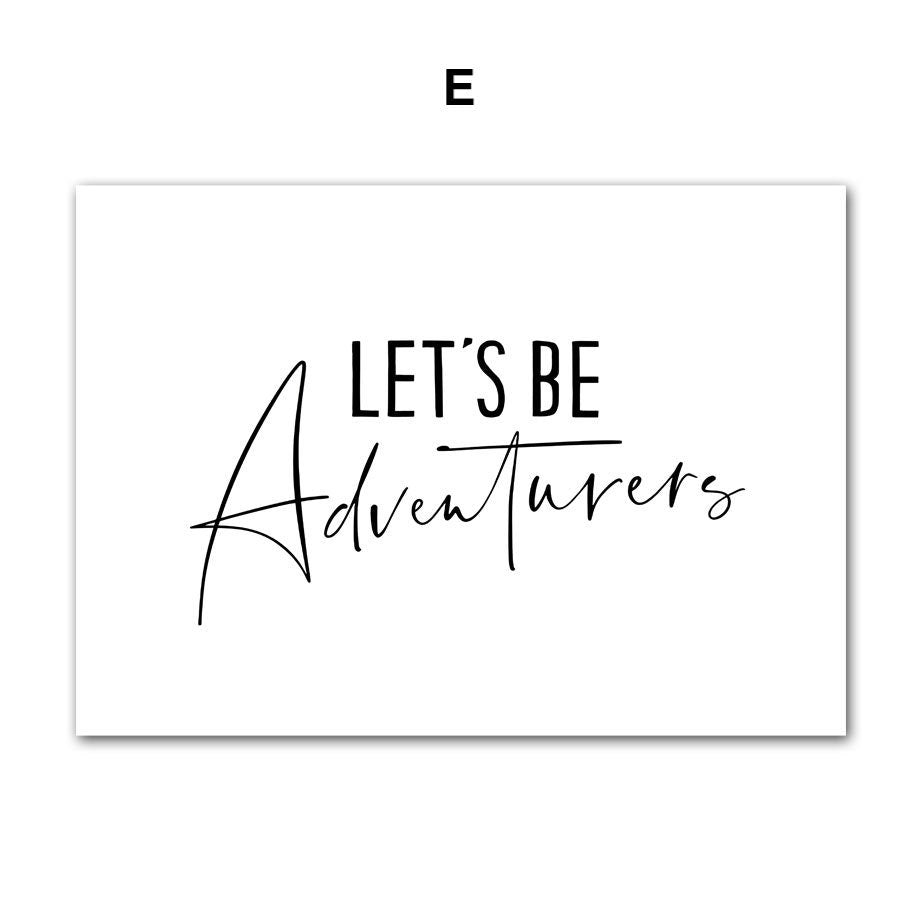 Inspirierendes Poster Let's Be Adventurers von justgoodmood, das den Geist des Abenteuers einfängt und eine fröhliche Botschaft in Ihre Wandgestaltung bringt.