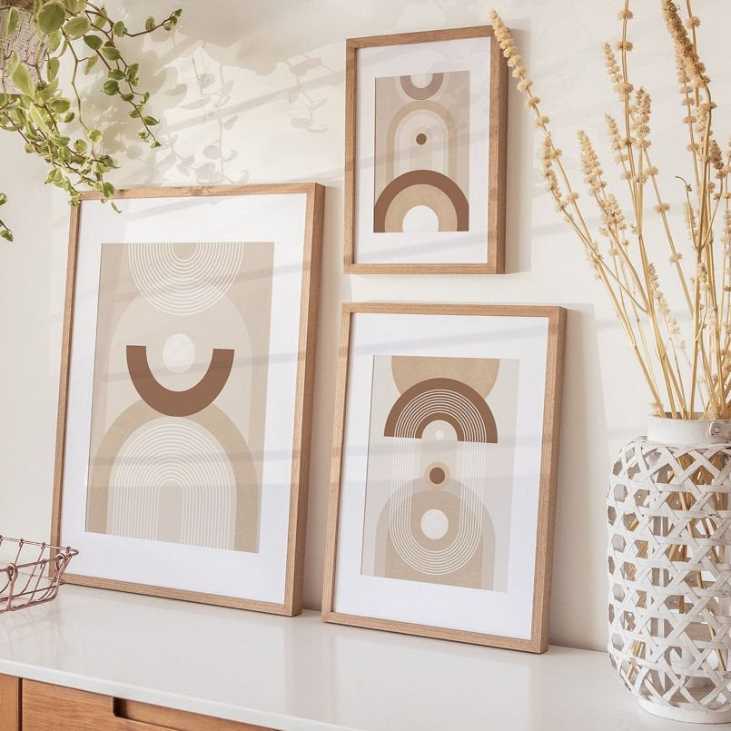 Stilvolles Poster Boho Abtrakt Kreis Linien Beige Braun von justgoodmood, präsentiert in einem modernen Wohnraum, perfekt für Wohnzimmer- und Schlafzimmerdekoration.