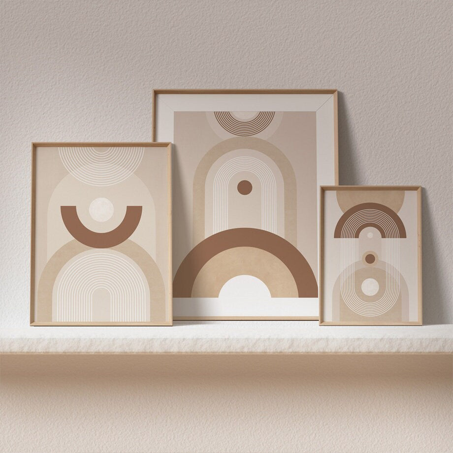 Wunderschönes Poster Boho Abtrakt Kreis Linien Beige Braun von justgoodmood, stilvoll angeordnet auf einer Regale, ideal für kreative Wandgestaltung.