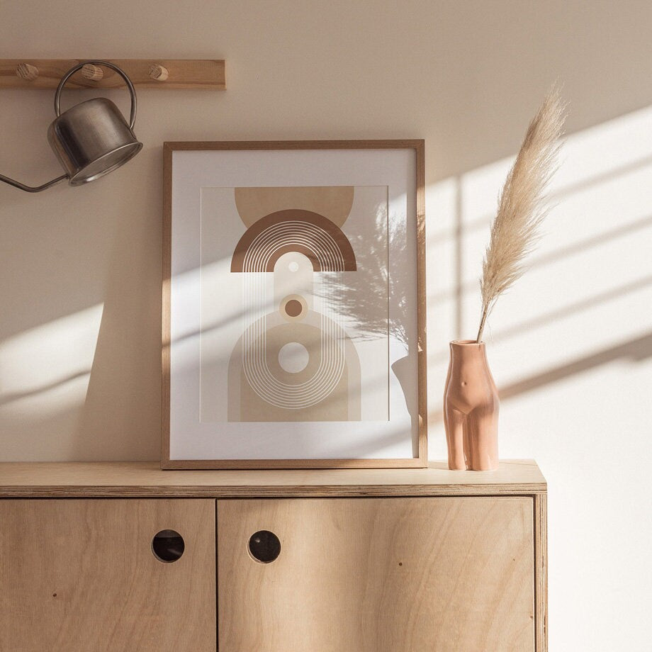 Elegantes Poster Boho Abtrakt Kreis Linien Beige Braun von justgoodmood, stilvoll in einem Holzregal platziert mit Trockenblumen.