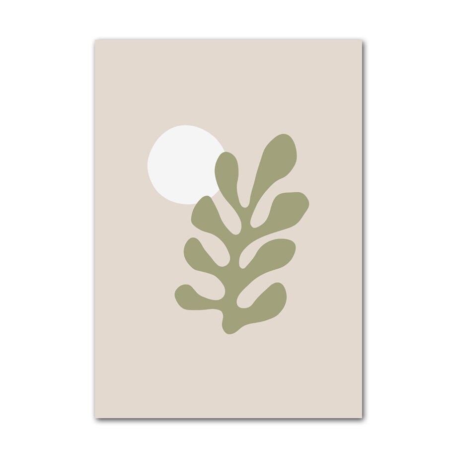 Poster Boho Abstrakt Berggrün von justgoodmood - Ein stilvolles Wandbild mit minimalistischem Design, das eine grüne Pflanze und einen weißen Kreis auf beigem Hintergrund zeigt, perfekt für Wohnzimmer und Schlafzimmer.