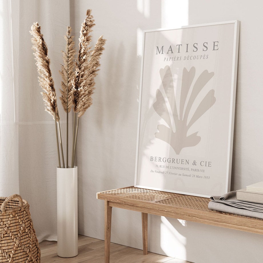 Elegante Deko mit einem Matisse Poster im Boho Abstrakt Stil von justgoodmood, perfekt platziert neben einem modernen Holztisch und dekorativen Pflanzen.