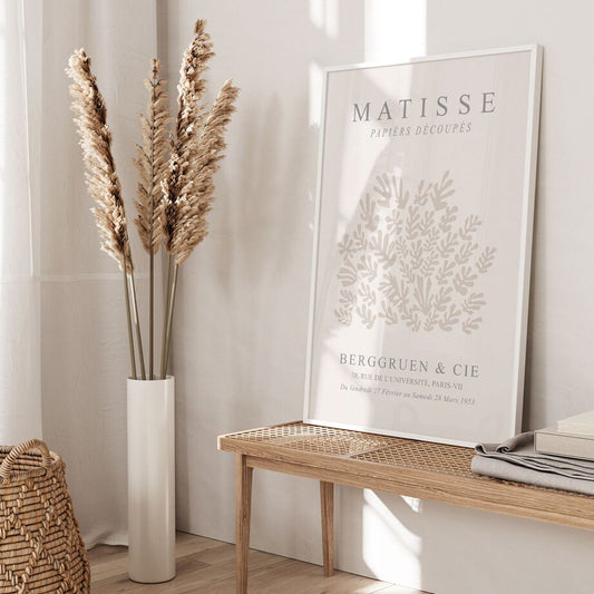 Stilvolle Einrichtung mit einem отдельно stehenden Matisse Poster von justgoodmood, das den Boho Abstrakt Stil feiert. Das ideale Dekor für ein einladendes Zuhause!