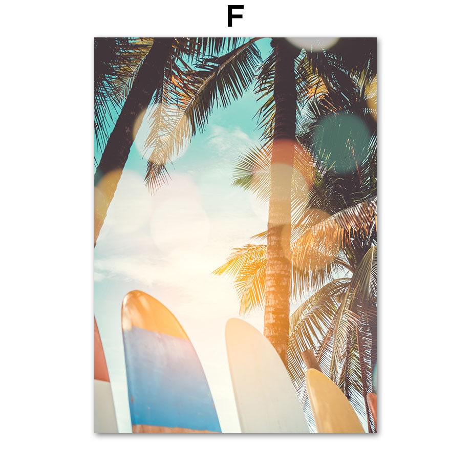 Fröhliches Poster von justgoodmood mit Surfbrettern unter tropischen Palmen und strahlendem Himmel. Perfekte Wanddekoration, um Ihrem Raum ein Urlaubsgefühl zu verleihen. Titel: Sonnenschein Hängematte Palmen Meer.